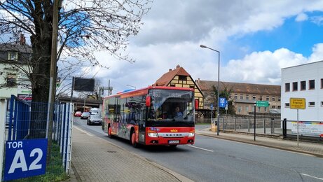 Ortseingang Freital mit "Feuerwehrbus"